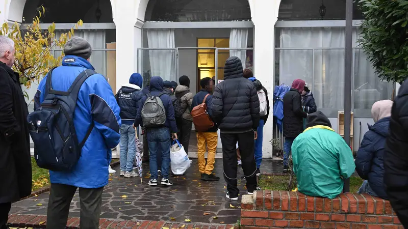 Persone chiedono un pasto caldo alla Mensa Menni - Foto Marco Ortogni/Neg © www.giornaledibrescia.it