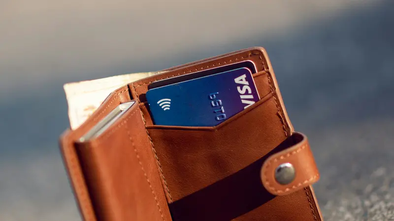 Un portafogli a terra