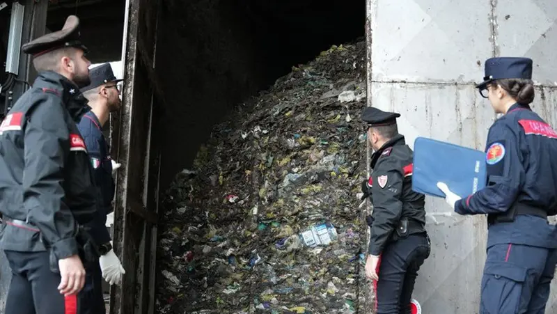 I rifiuti stoccati in un magazzino a Ghedi