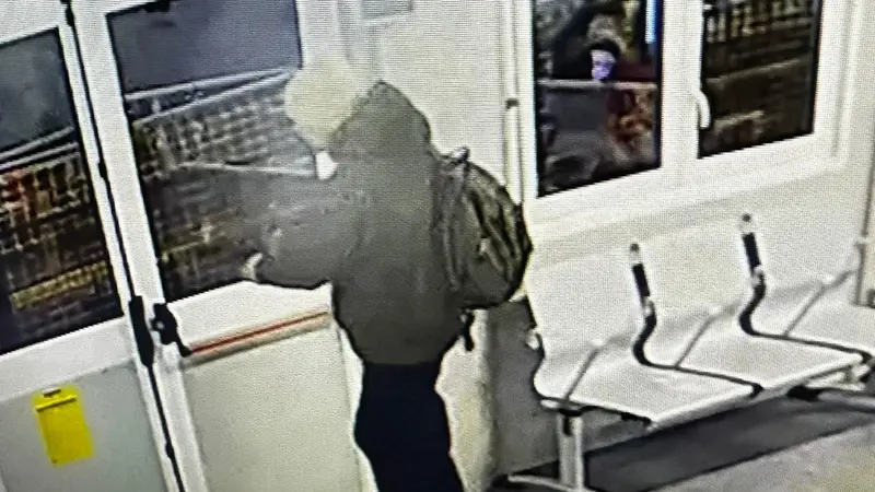 Marin Jelenic nella sala d'aspetto dell'ospedale Niguarda di Milano - Foto Ansa © www.giornaledibrescia.it