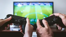 Due persone giocano a un videogioco