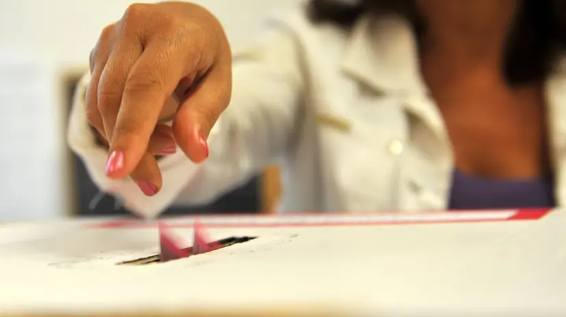 Una persona al voto - © www.giornaledibrescia.it