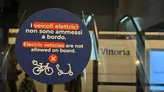 Il cartello con il divieto in metropolitana - Foto © www.giornaledibrescia.it