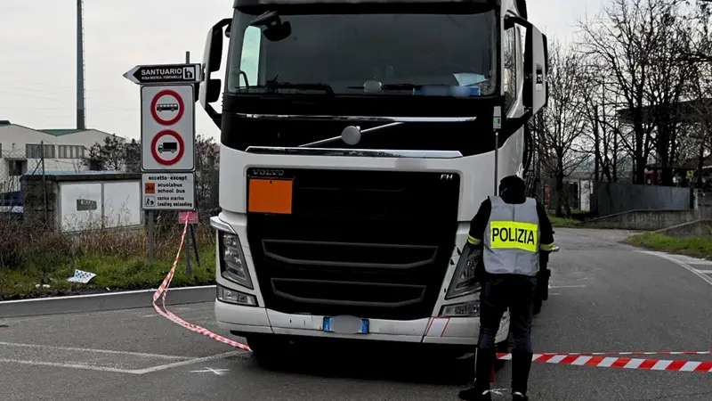 Il camion che ha investito la donna - Foto Gabriele Strada/Neg © www.giornaledibrescia.it
