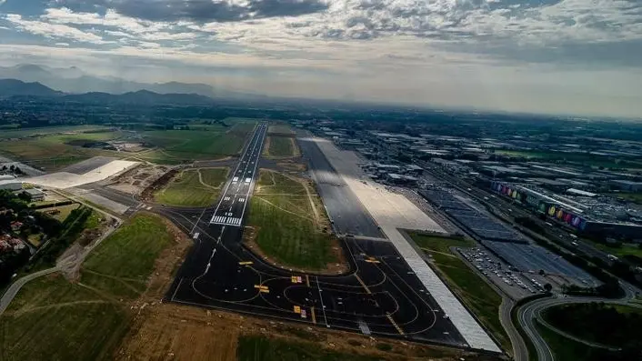 La pista dell'aeroporto di Orio al Serio: sullo sfondo la Franciacorta © www.giornaledibrescia.it