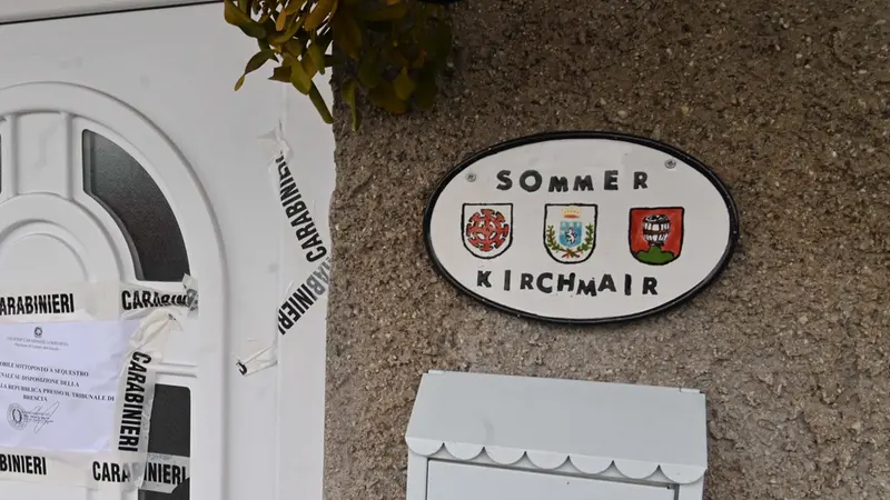 La targa con i simboli fuori dalla porta di casa dei coniugi tedeschi morti per intossicazione da carbonio - Foto Gabriele Strada/Neg © www.giornaledibrescia.it