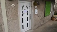 La porta della casa dei coniugi uccisi dal monossido a Lonato