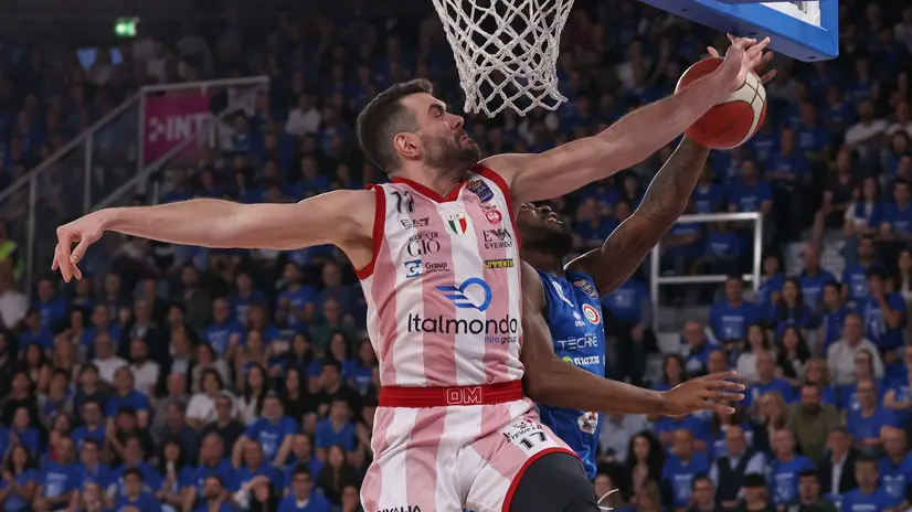 Pippo Ricci in partita - Foto New Reporter Nicoli © www.giornaledibrescia.it