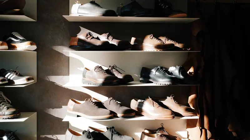 Gli scaffali nel laboratorio di calzoleria - Foto © www.giornaledibrescia.it