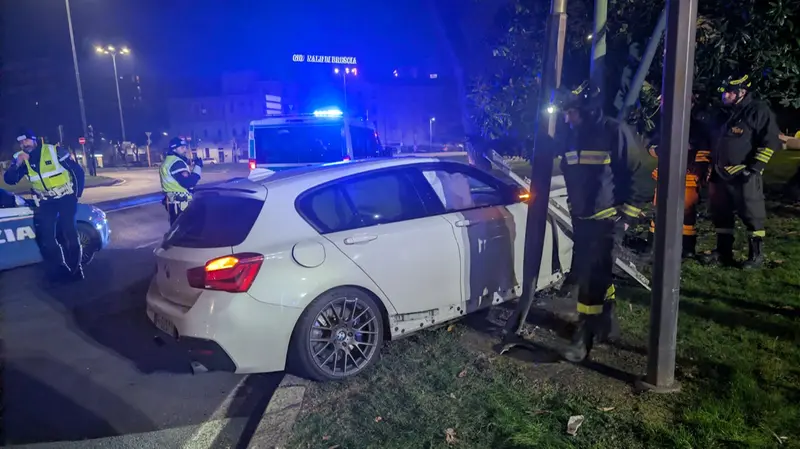 L'auto finita contro un palo - © www.giornaledibrescia.it