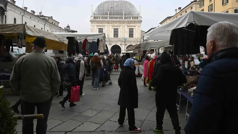 Il mercato in piazza Loggia - © www.giornaledibrescia.it