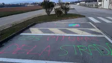 Le scritte comparse a Calvagese - © www.giornaledibrescia.it