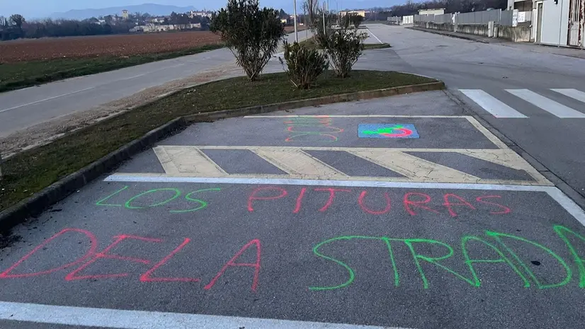 Le scritte comparse a Calvagese - © www.giornaledibrescia.it