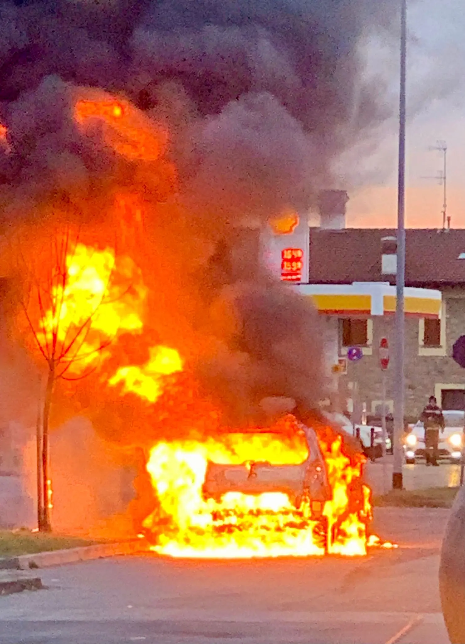 In fiamme una Renault Scénic