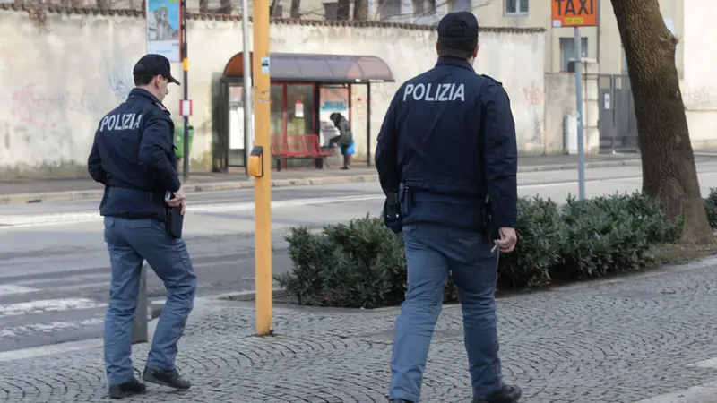 Due poliziotti in via Milano - © www.giornaledibrescia.it