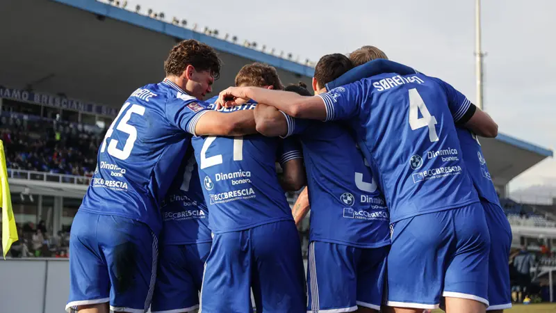 L'abbraccio di gruppo dopo il gol di Cazzadori - Foto New Reporter Nicoli © www.giornaledibrescia.it