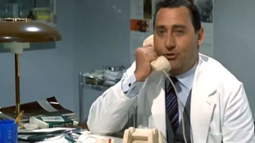 Alberto Sordi nel film «Il medico della mutua»