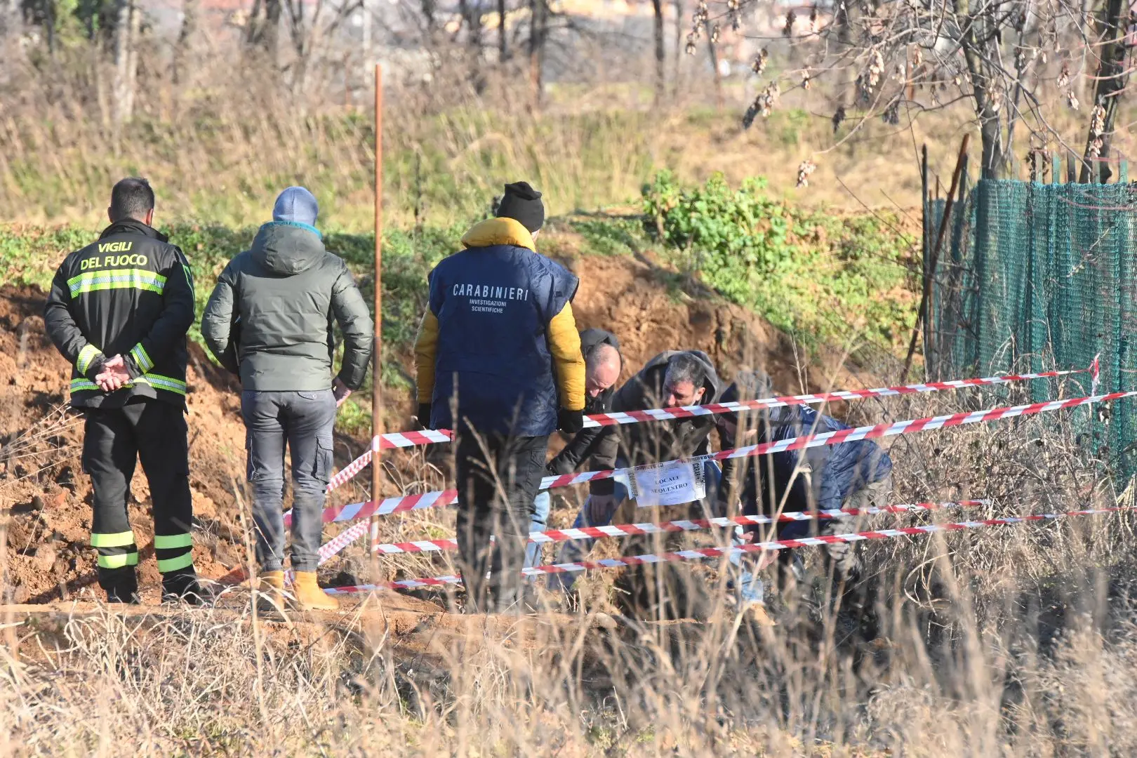La Scientifica dei carabinieri sta scavando nell’area posta sotto sequestro