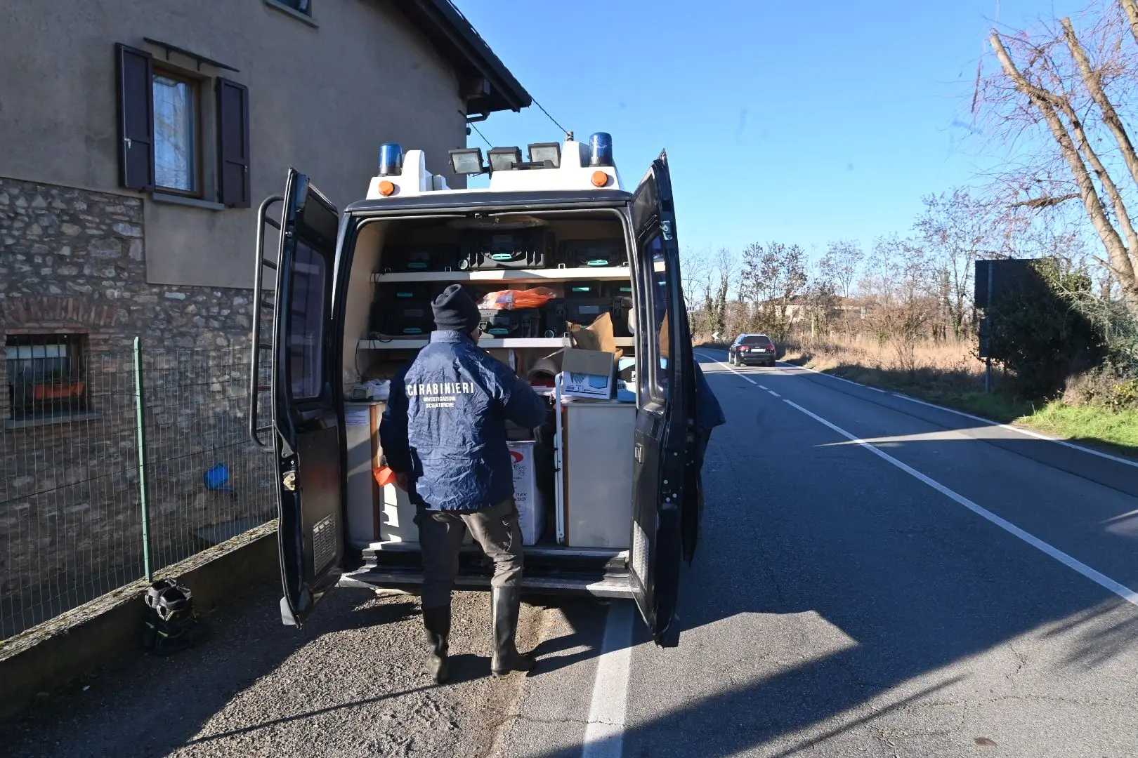 La Scientifica dei carabinieri sta scavando nell’area posta sotto sequestro