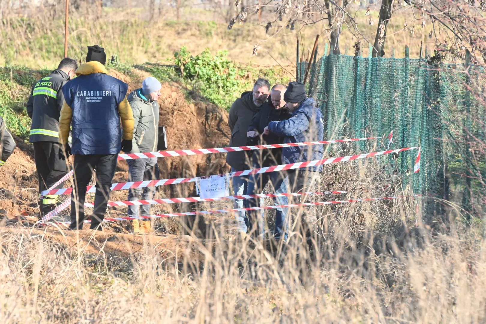 La Scientifica dei carabinieri sta scavando nell’area posta sotto sequestro