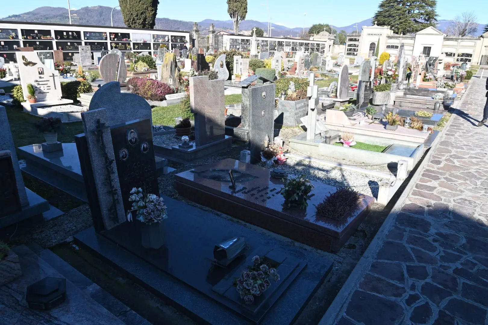 Il cimitero di Capriolo preso di mira dai ladri