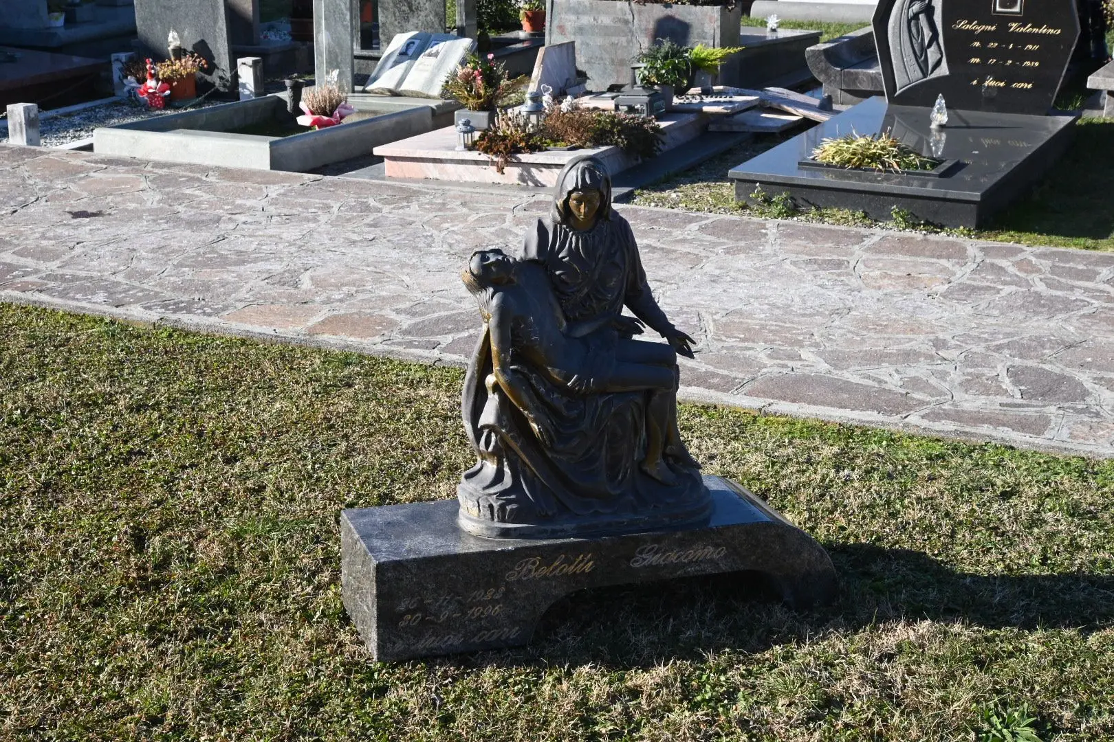 Il cimitero di Capriolo preso di mira dai ladri