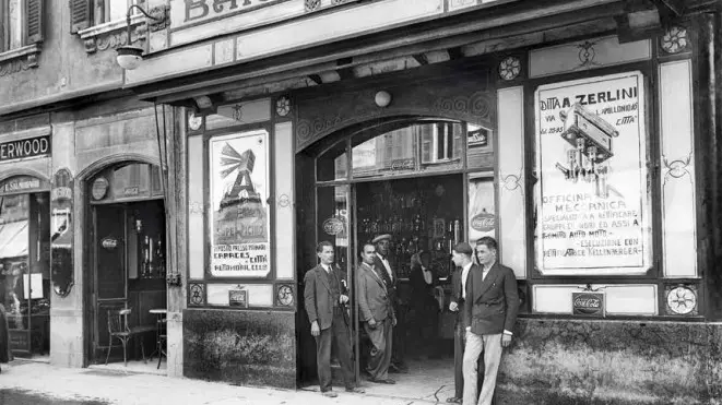 Il lussuoso ingresso del Bar Vittoria