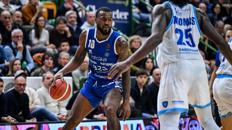 Jason Burnell in azione a Sassari - © Foto L.Canu / Ciamillo-Castoria