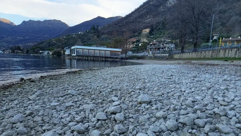 Spiagge sempre più lunghe sul Sebino - © www.giornaledibrescia.it