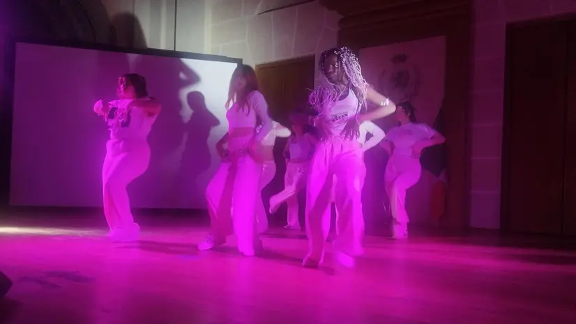 Alcune partecipanti al contest K-pop sul palco del San Barnaba - © www.giornaledibrescia.it