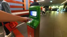 Una validatrice in metropolitana