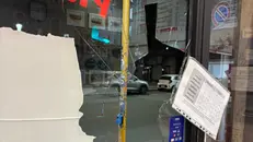 Il vetro sfondato della piadineria - © www.giornaledibrescia.it