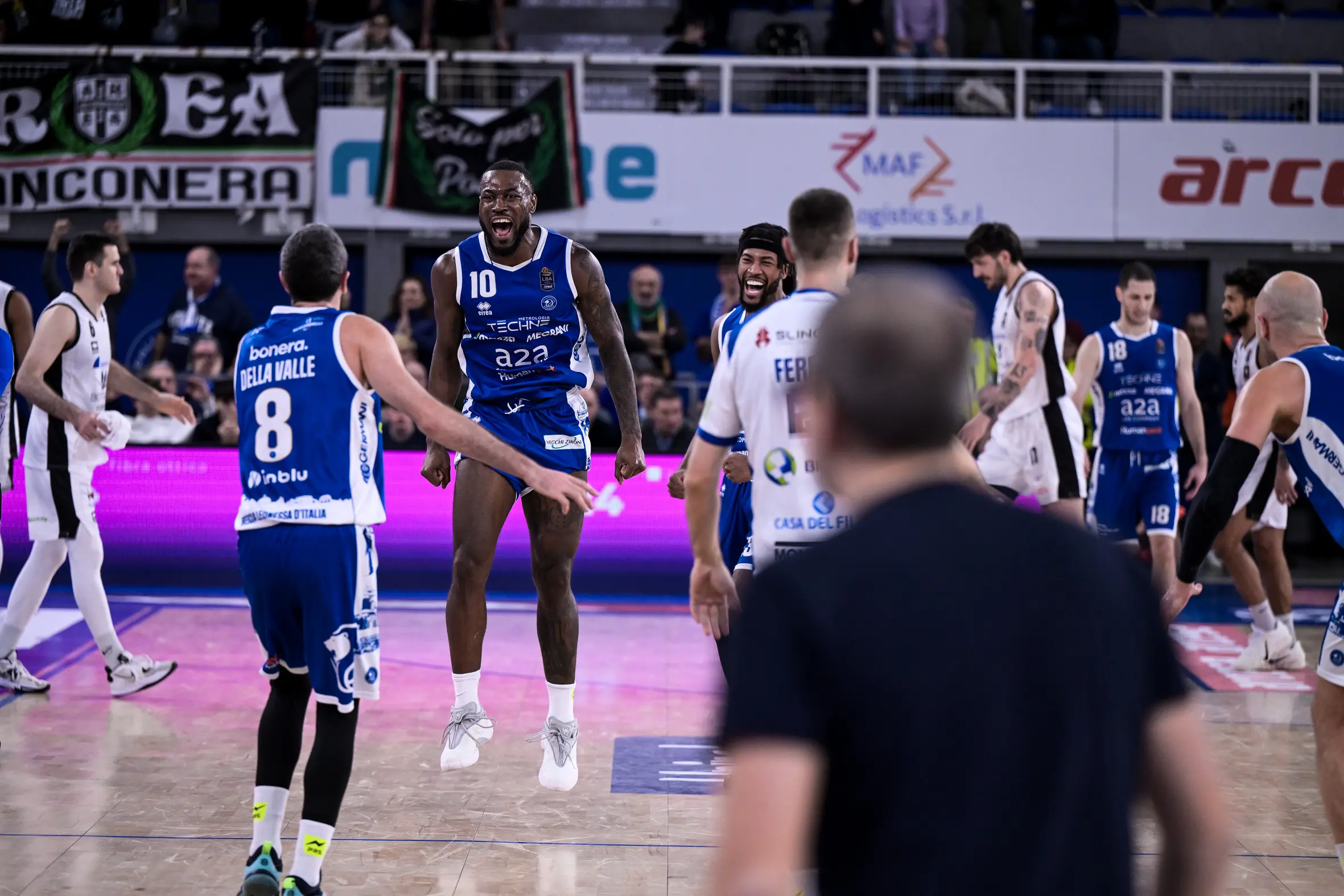 Basket, gli scatti di Germani-Tortona