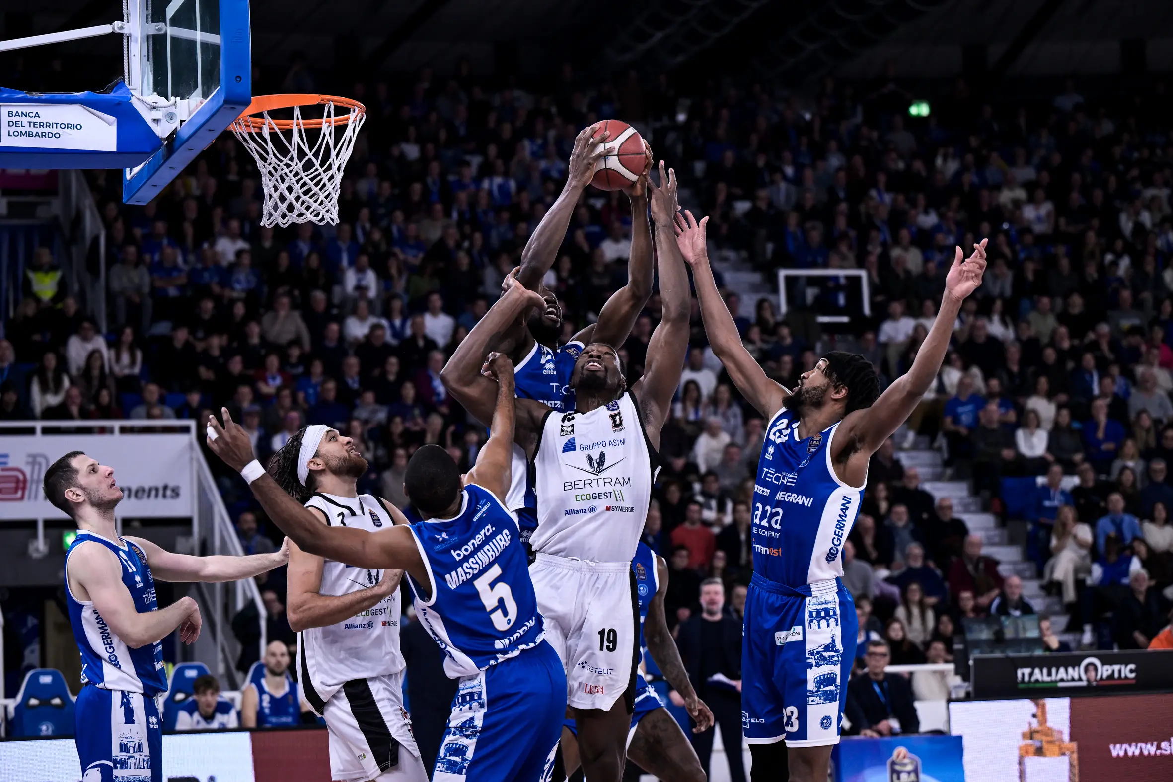 Basket, gli scatti di Germani-Tortona