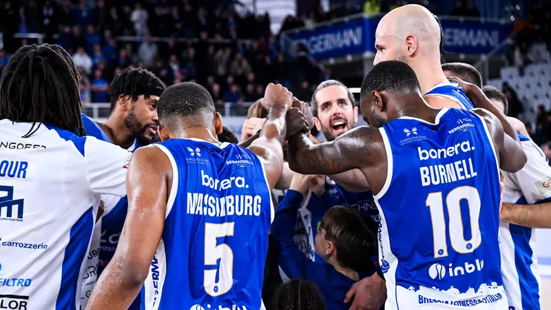 Basket, gli scatti di Germani-Tortona
