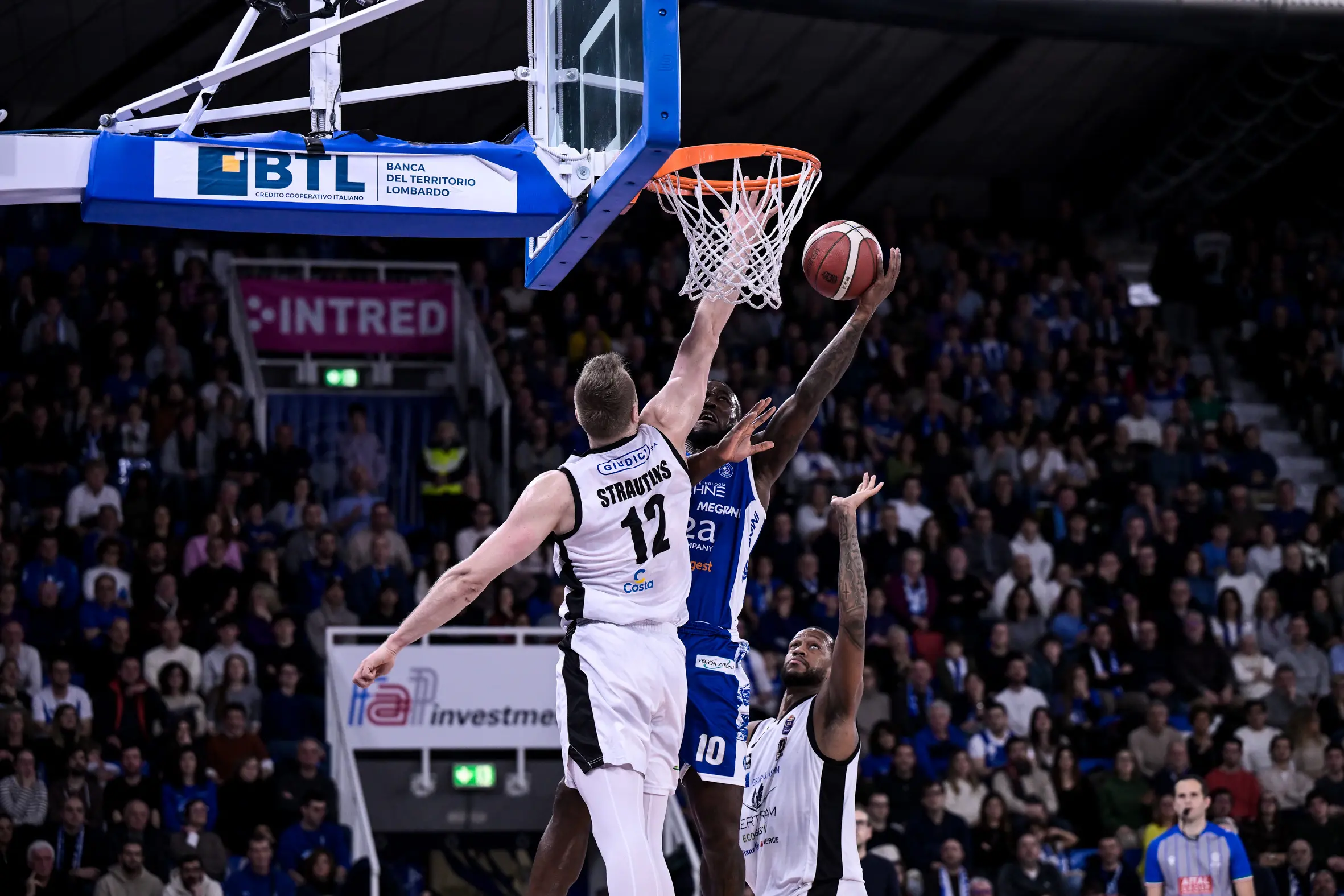 Basket, gli scatti di Germani-Tortona