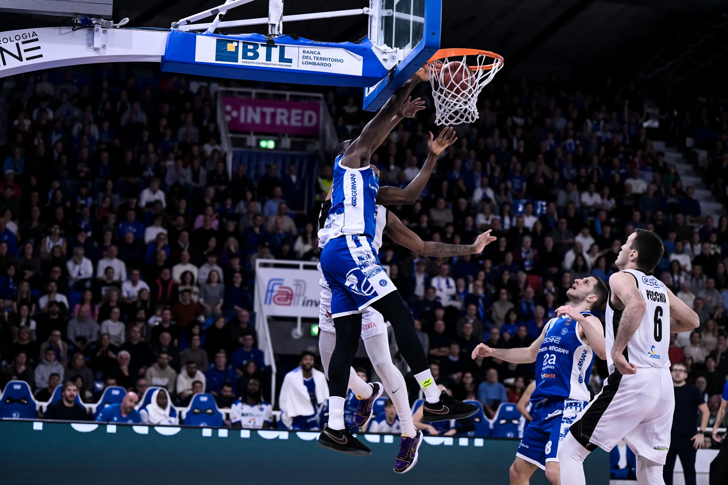 Basket, gli scatti di Germani-Tortona