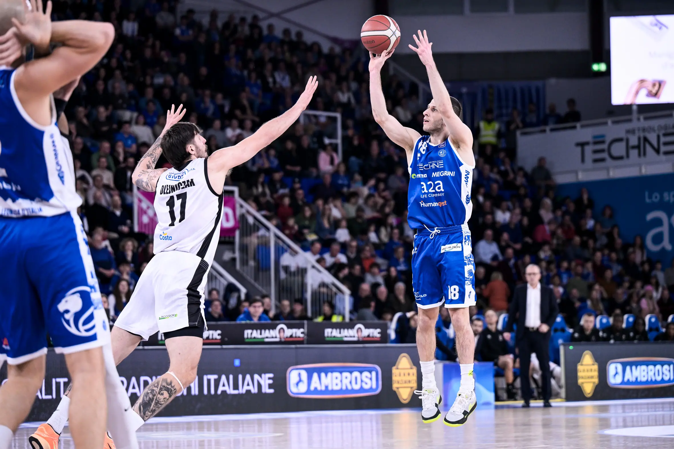 Basket, gli scatti di Germani-Tortona