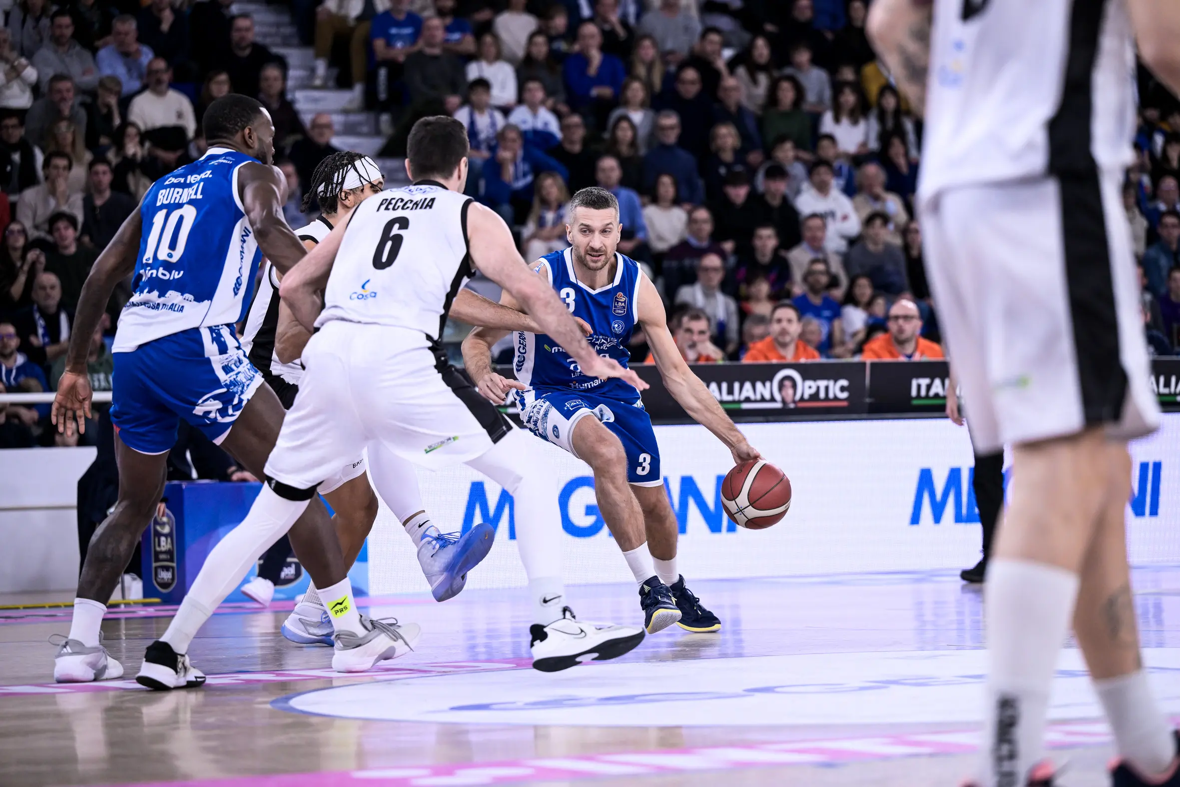 Basket, gli scatti di Germani-Tortona