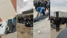 Familiari cercano i loro cari nei sacchi neri - Foto Ansa © www.giornaledibrescia.it