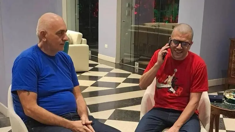 Alberto Trentini e Mario Burlò fotografati nella residenza dell'ambasciatore a Caracas Giovanni Umberto De Vito. L' annuncio della liberazione è stato dato questa mattina dal ministro degli Esteri, Antonio Tajani. ANSA MINISTERO DEGLI ESTERI -NPK