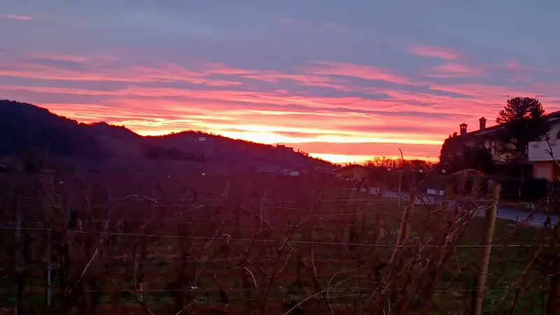 L'alba a Cologne, sullo sfondo il Monte Orfano - Foto di Fabio Barzan © www.giornaledibrescia.it