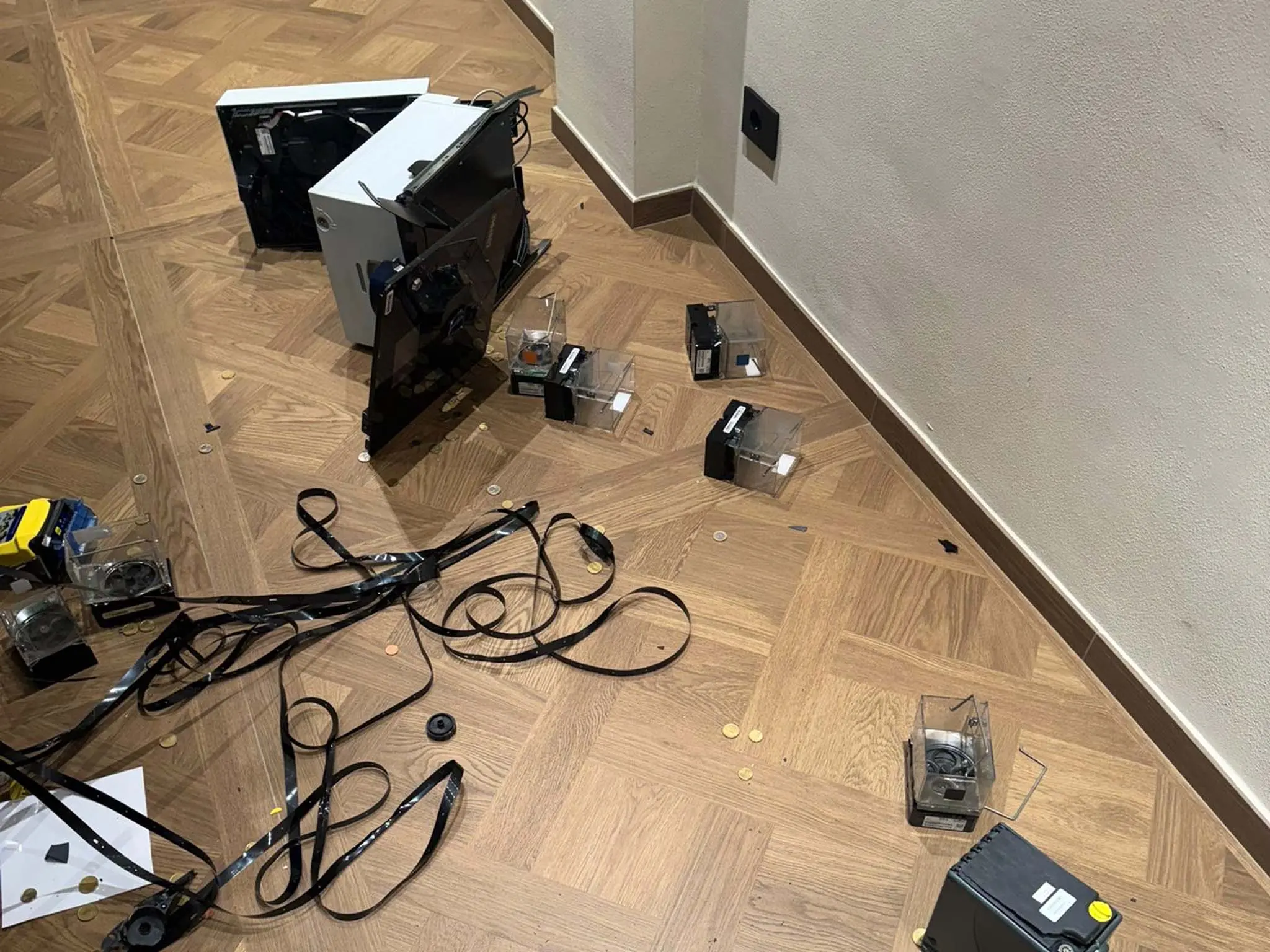 Furti alla pasticceria Vivenzi e alla Bottoneria