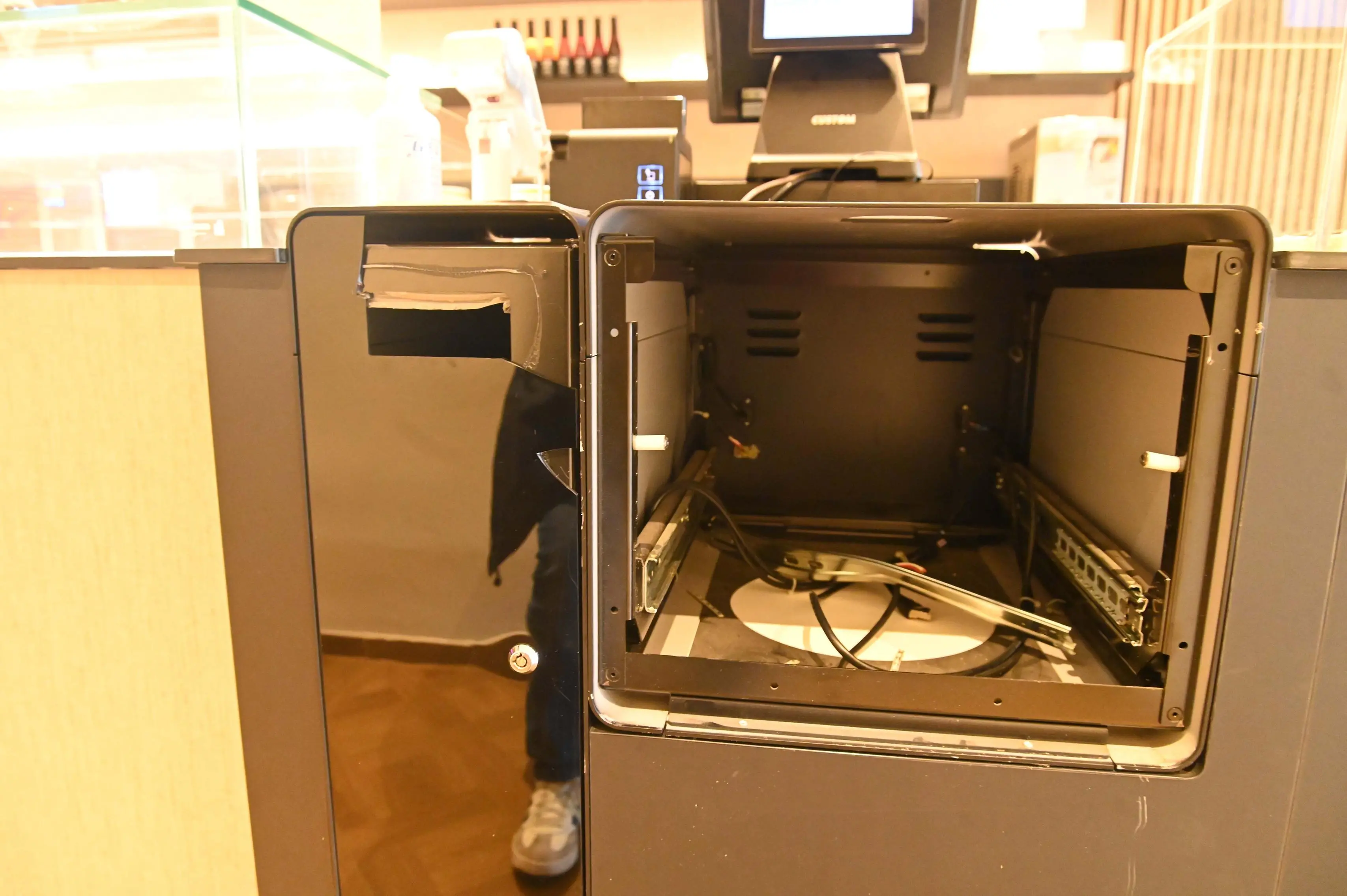 Furti alla pasticceria Vivenzi e alla Bottoneria