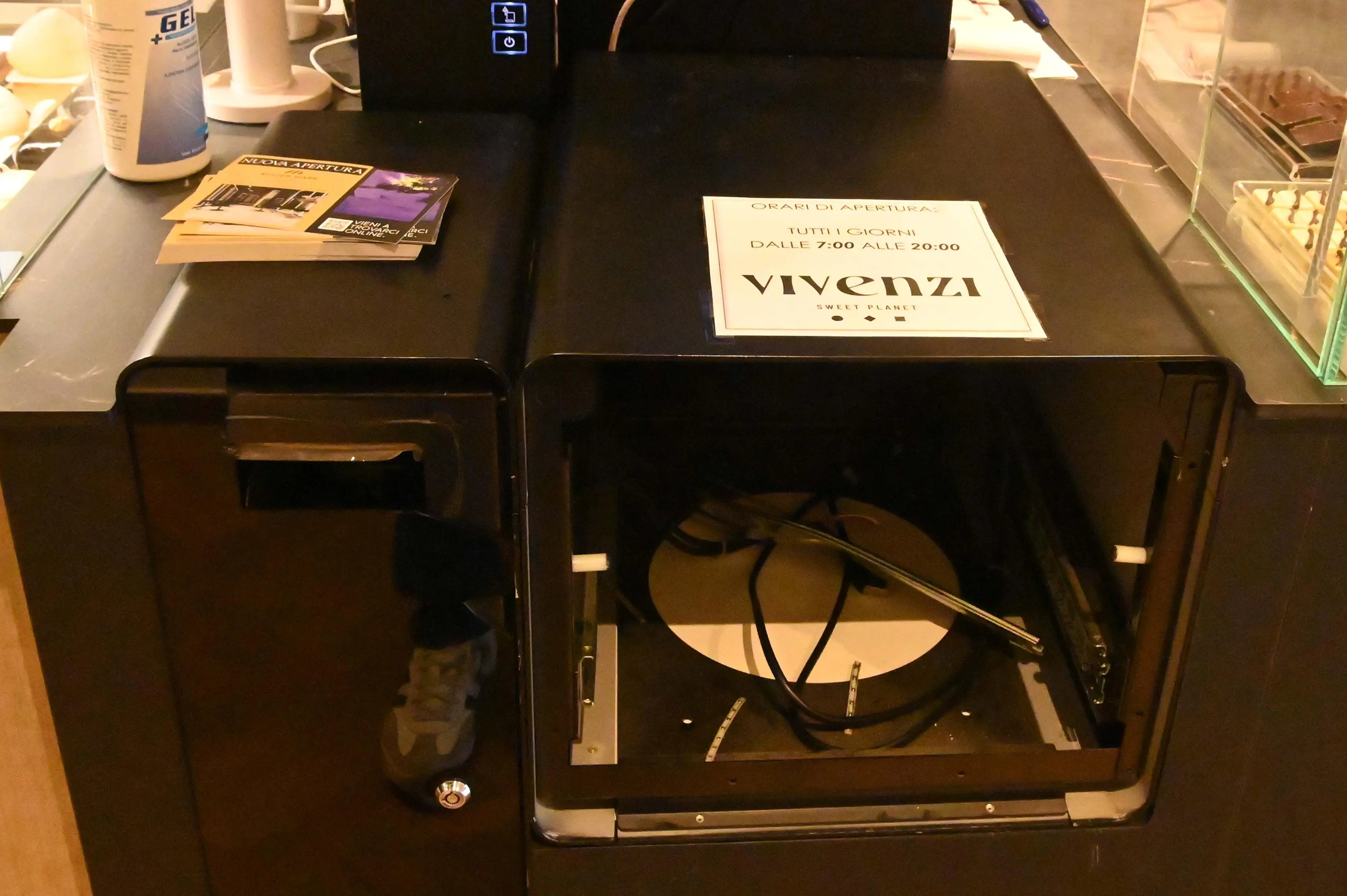 Furti alla pasticceria Vivenzi e alla Bottoneria