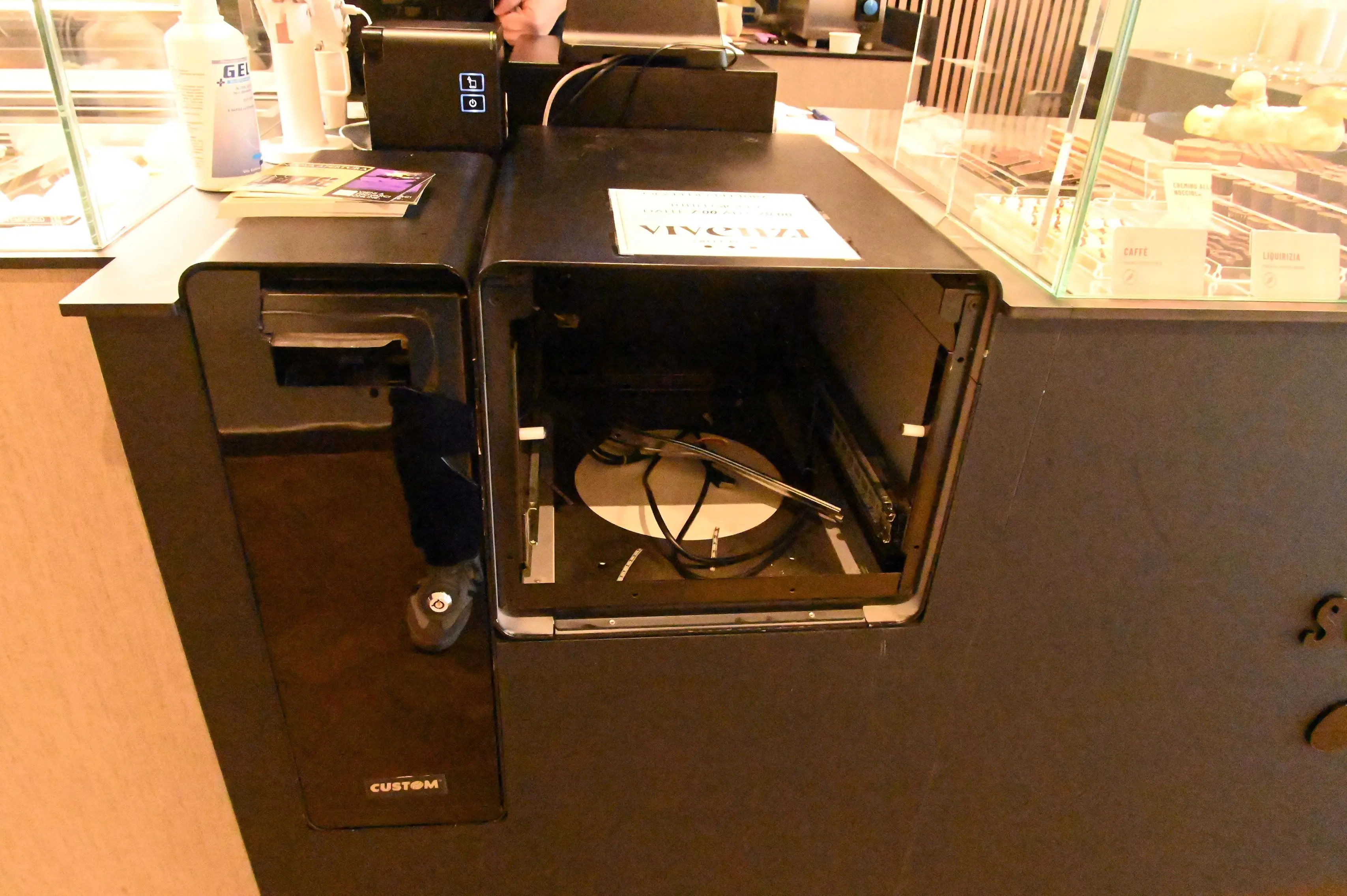 Furti alla pasticceria Vivenzi e alla Bottoneria