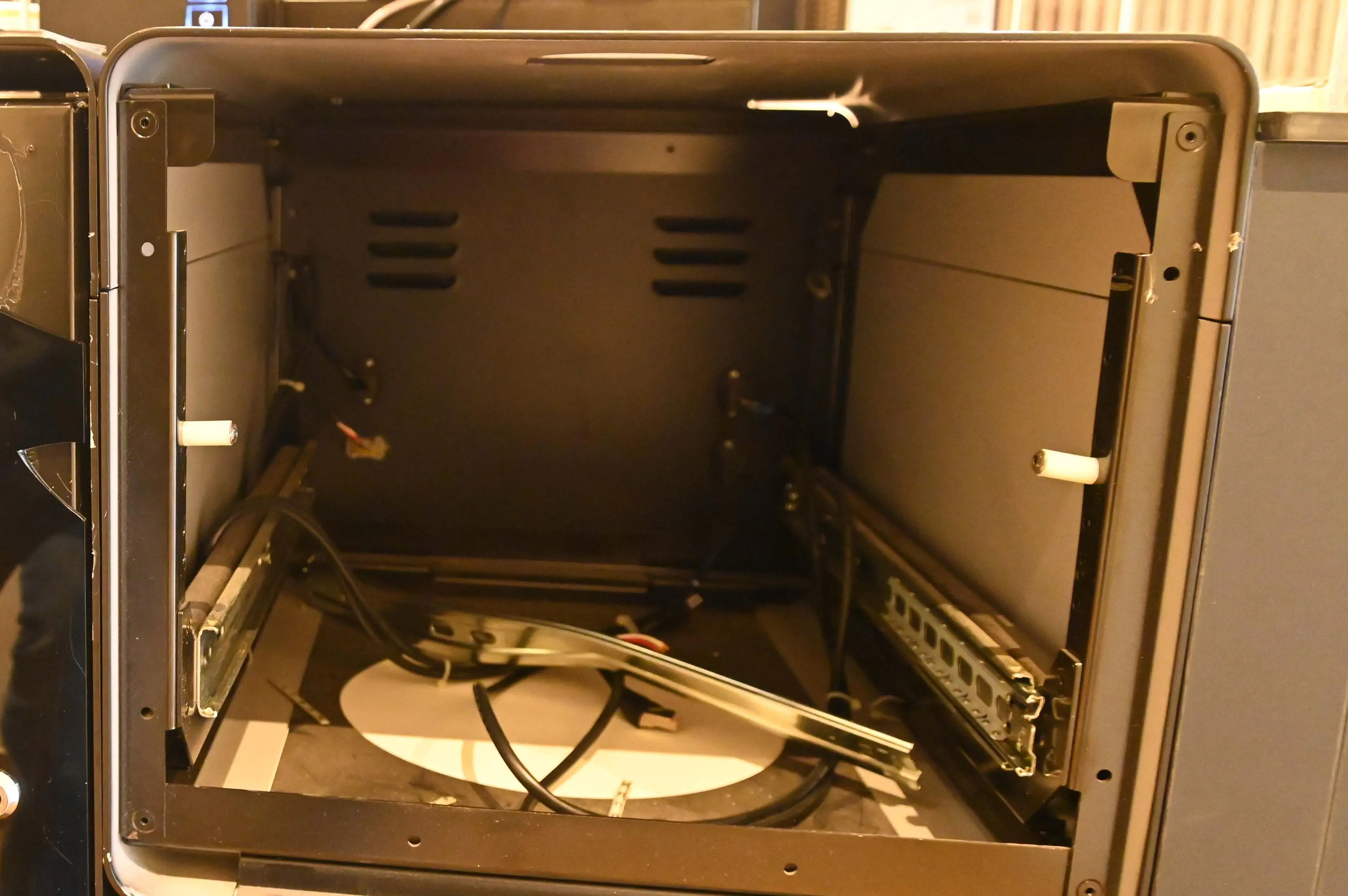 Furti alla pasticceria Vivenzi e alla Bottoneria