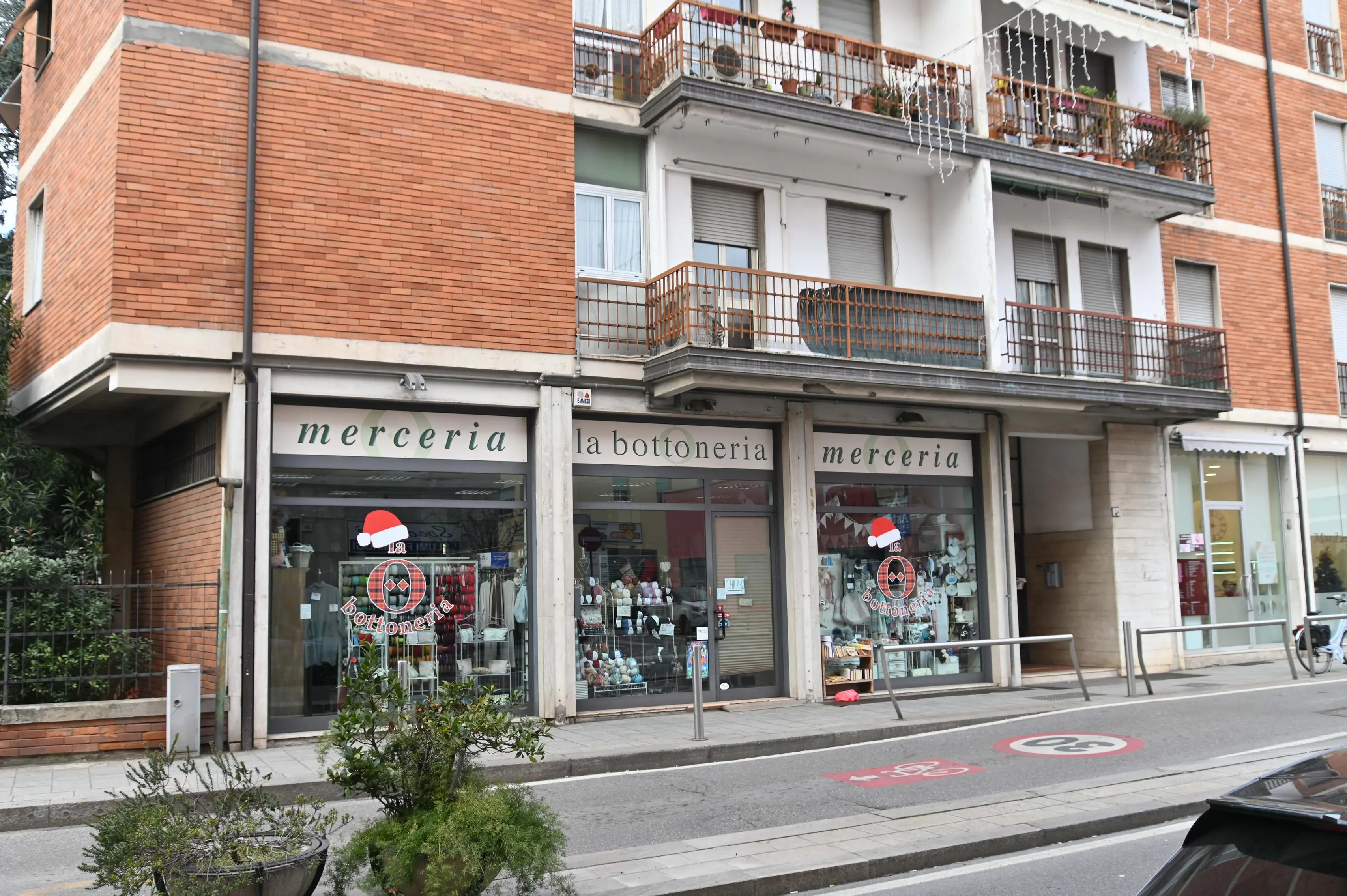 Furti alla pasticceria Vivenzi e alla Bottoneria