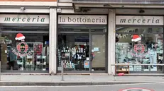 Le vetrine della Bottoneria di via Cremona - Gabriele Strada /Neg © www.giornaledibrescia.it