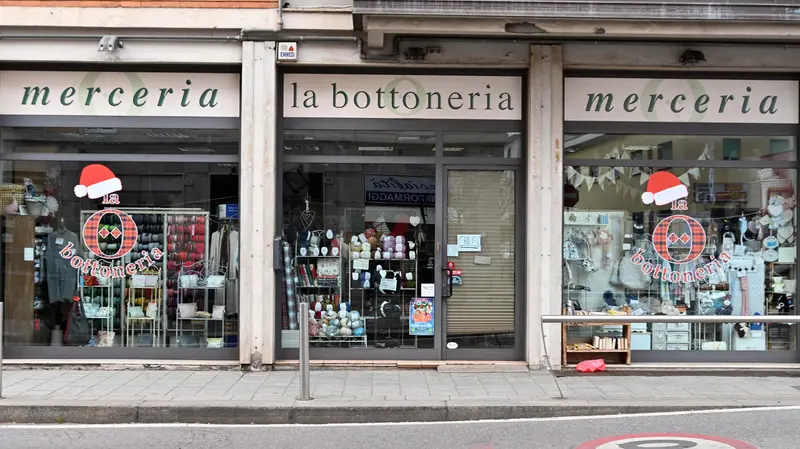 Le vetrine della Bottoneria di via Cremona - Gabriele Strada /Neg © www.giornaledibrescia.it